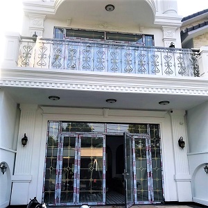 Lan can, cửa nhôm nhà chị Vân